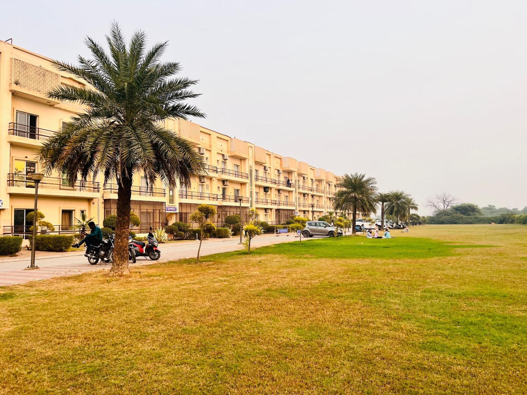 Pearl Grand Boutique Cottage In Omaxe Anandam Vrindavan - #Premium Ac Rooms With Balcony #Big Parking #Lift #Garden #Peaceful Area #Near Prem Mandir #Property Of The Year #Most Awarded المظهر الخارجي الصورة