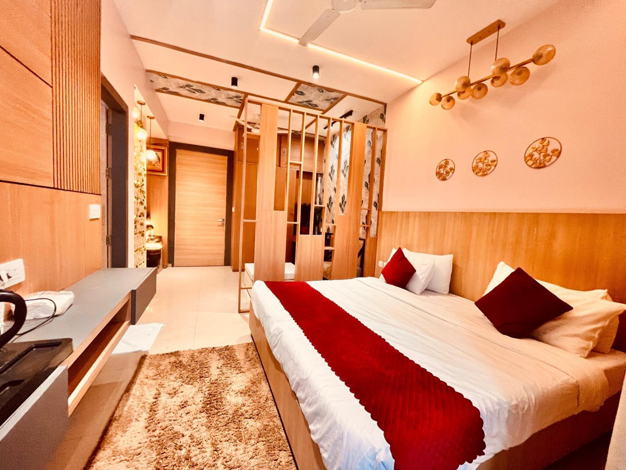 Pearl Grand Boutique Cottage In Omaxe Anandam Vrindavan - #Premium Ac Rooms With Balcony #Big Parking #Lift #Garden #Peaceful Area #Near Prem Mandir #Property Of The Year #Most Awarded المظهر الخارجي الصورة