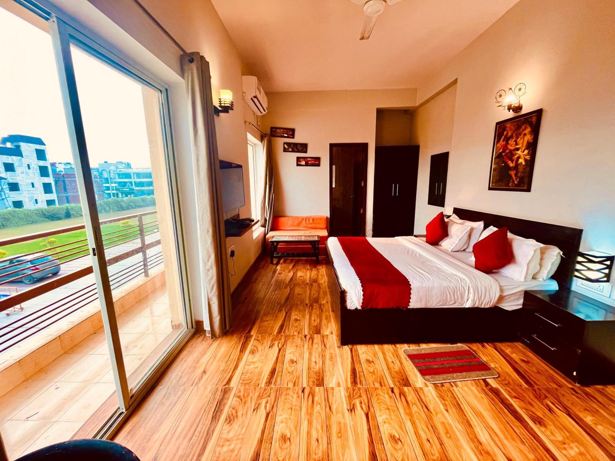 Pearl Grand Boutique Cottage In Omaxe Anandam Vrindavan - #Premium Ac Rooms With Balcony #Big Parking #Lift #Garden #Peaceful Area #Near Prem Mandir #Property Of The Year #Most Awarded المظهر الخارجي الصورة