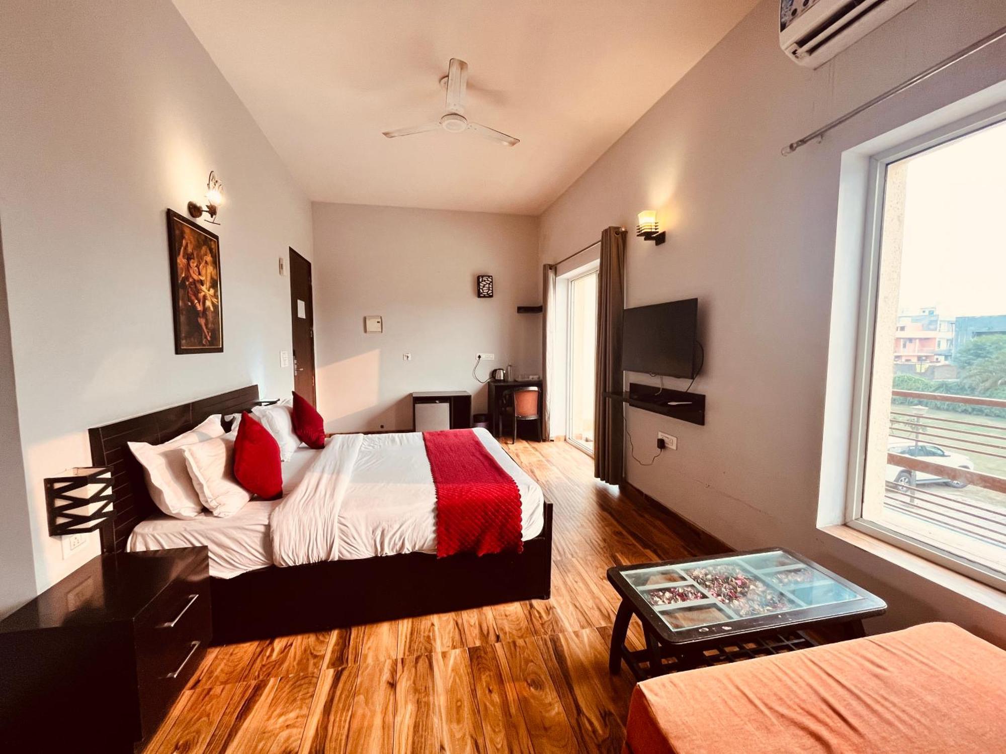 Pearl Grand Boutique Cottage In Omaxe Anandam Vrindavan - #Premium Ac Rooms With Balcony #Big Parking #Lift #Garden #Peaceful Area #Near Prem Mandir #Property Of The Year #Most Awarded المظهر الخارجي الصورة