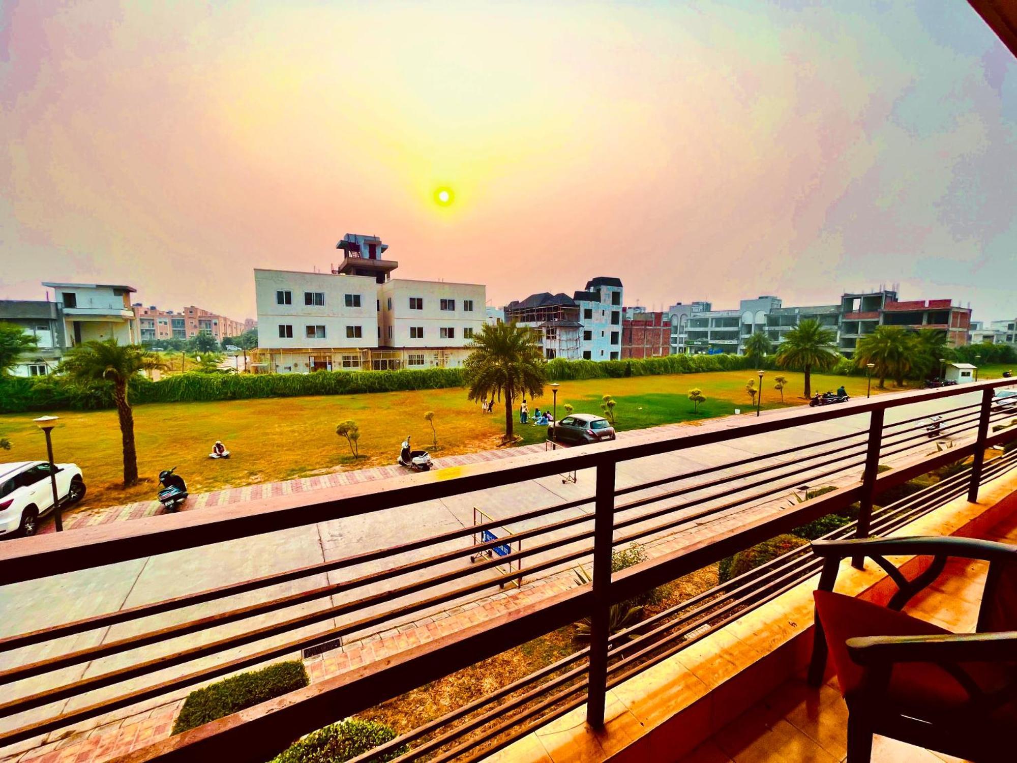 Pearl Grand Boutique Cottage In Omaxe Anandam Vrindavan - #Premium Ac Rooms With Balcony #Big Parking #Lift #Garden #Peaceful Area #Near Prem Mandir #Property Of The Year #Most Awarded المظهر الخارجي الصورة