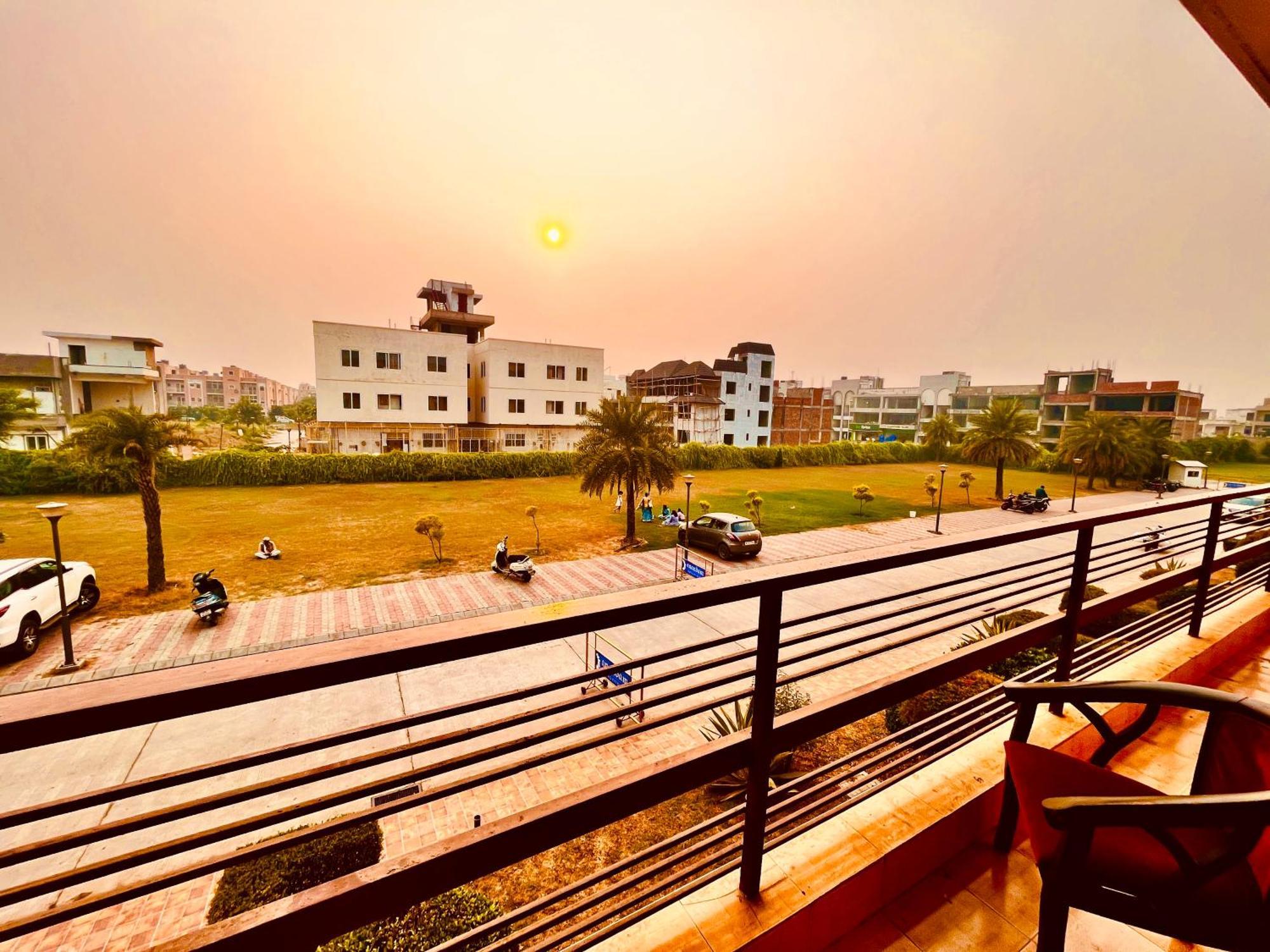 Pearl Grand Boutique Cottage In Omaxe Anandam Vrindavan - #Premium Ac Rooms With Balcony #Big Parking #Lift #Garden #Peaceful Area #Near Prem Mandir #Property Of The Year #Most Awarded المظهر الخارجي الصورة