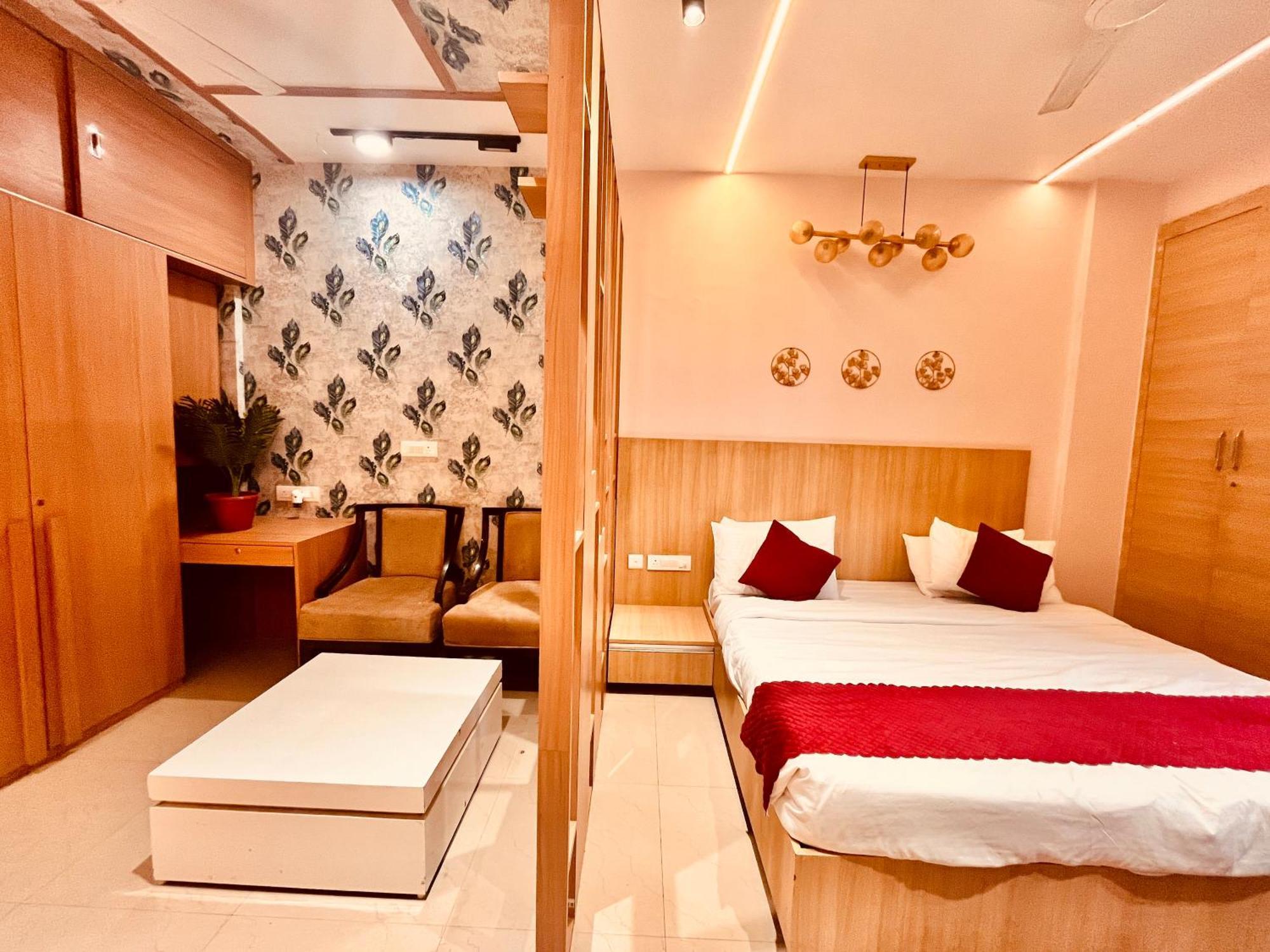 Pearl Grand Boutique Cottage In Omaxe Anandam Vrindavan - #Premium Ac Rooms With Balcony #Big Parking #Lift #Garden #Peaceful Area #Near Prem Mandir #Property Of The Year #Most Awarded المظهر الخارجي الصورة
